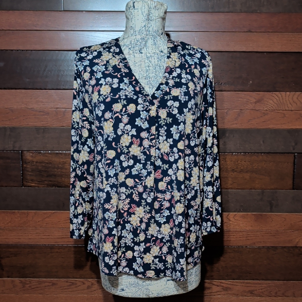 Two By Vince Camuto Navy Floral V-Neck Blouse